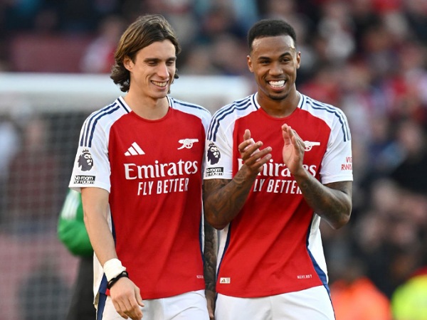 Riccardo Calafiori dan Gabriel Absen di Laga Pramusim Arsenal vs Tottenham